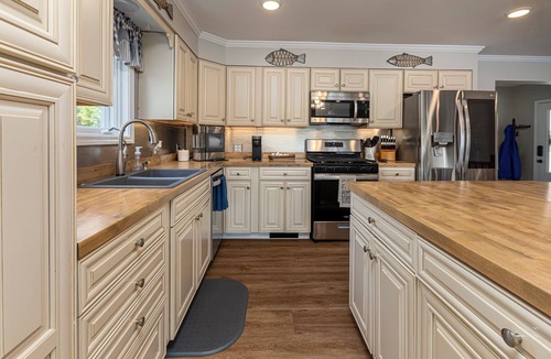 Marion House | Lake Front Luxury-5 beds, 3 baths, Tiki Bar, 2 slip dock