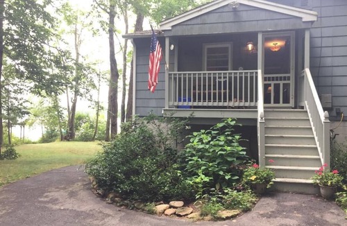 Middleton Cottage | Lake Front Magic on Sunrise Lake.