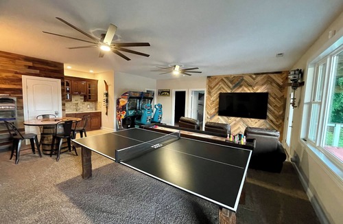 La Follette House | Lake Front ★ No Wake w/Dock ★ Gameroom ★ Carved FirePit ★ 2nd House Available
