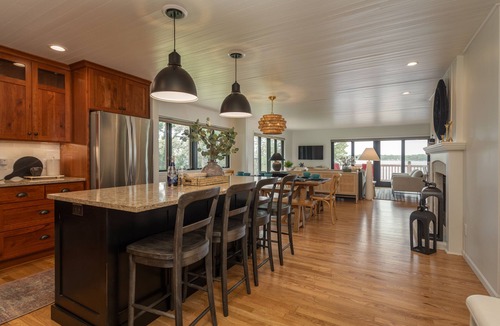 Alexandria House | Lake Front|PaddleBoards|Dock|Remodeled|Sleeps12