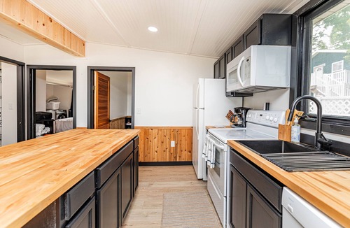 Rochert Cabin | Lake Front, Pontoon, Bunk House