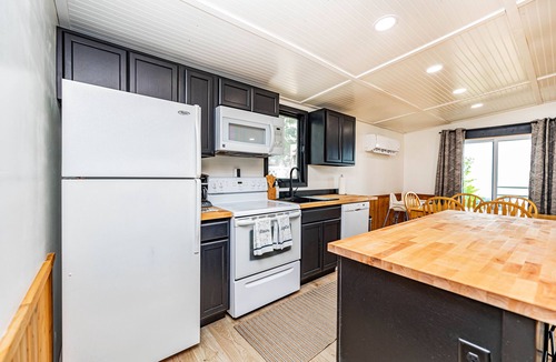 Rochert Cabin | Lake Front, Pontoon, Bunk House