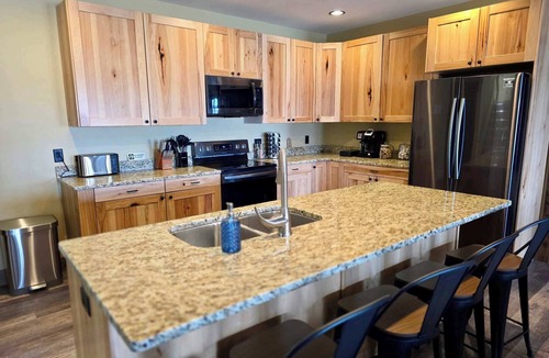 New Lisbon House | Lake Front | Pontoon | Private Beach | Hot Tub