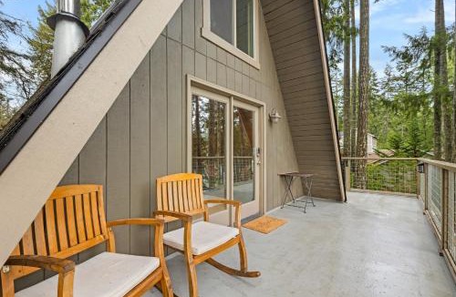 Burley House | Lake Front Retreat, Sauna/Hot Tub