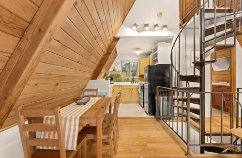 Burley House | Lake Front Retreat, Sauna/Hot Tub