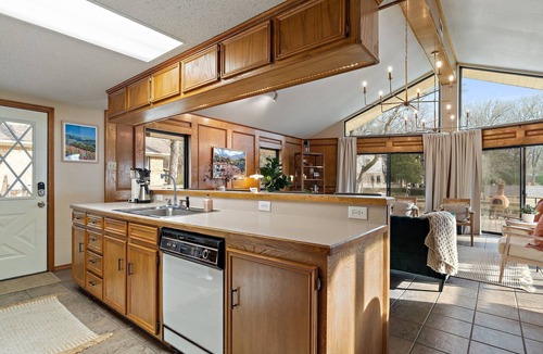Leisure Land House | Lake Front with Two Homes: A Luxurious Waterfront Getaway with a View