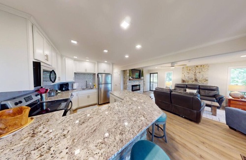 Bronston House | Lake-Front Woodson Bend 14-1