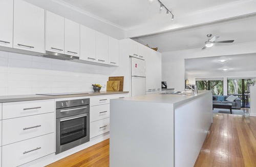 Kirwans Bridge House | Lake frontage only 90 mins from Melbourne with private jetty