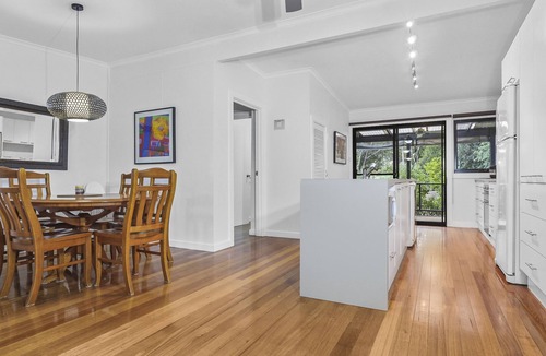 Kirwans Bridge House | Lake frontage only 90 mins from Melbourne with private jetty