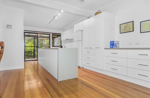 Kirwans Bridge House | Lake frontage only 90 mins from Melbourne with private jetty