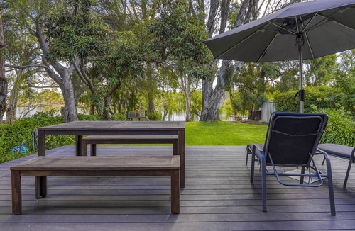 Kirwans Bridge House | Lake frontage only 90 mins from Melbourne with private jetty