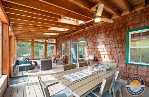 Como House | Lake Geneva Escape 4BR Arcade Fire Pit and Deck