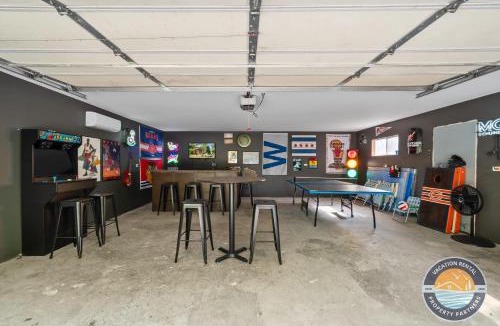 Como House | Lake Geneva Escape 4BR Arcade Fire Pit and Deck