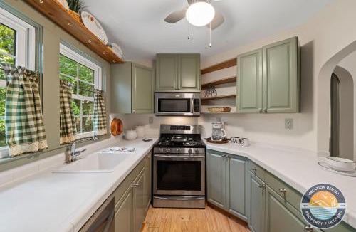 Como House | Lake Geneva Escape 4BR Arcade Fire Pit and Deck