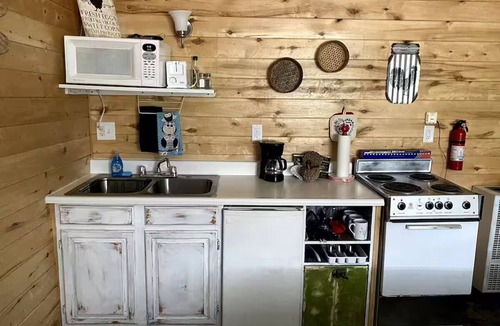 Lake George Cabin | Lake George Cabins & RV Park: Cabin 3 Long Way to Whee