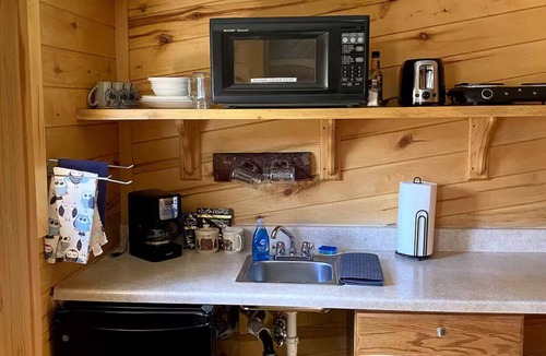Lake George Cabin | Lake George Cabins & RV Park: Cabin 5 Dragonfly