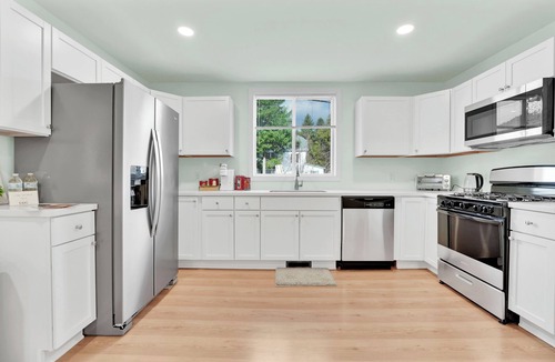 Lake George House | LAKE GEORGE VILLAGE. 1 Block to BEACH, SHEPHERDS PARK & CANADA St.Pet Friendly.