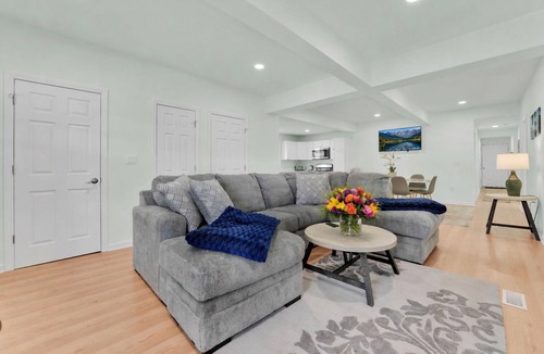 Lake George House | LAKE GEORGE VILLAGE. 1 Block to BEACH, SHEPHERDS PARK & CANADA St.Pet Friendly.