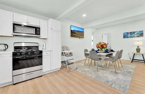 Lake George House | LAKE GEORGE VILLAGE. 1 Block to BEACH, SHEPHERDS PARK & CANADA St.Pet Friendly.