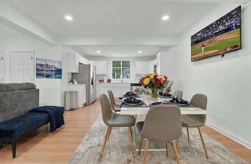 Lake George House | LAKE GEORGE VILLAGE. 1 Block to BEACH, SHEPHERDS PARK & CANADA St.Pet Friendly.