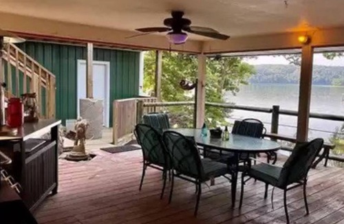 Versailles Cottage | Lake Getaway - Sleeps 12 - includes boat slipnn