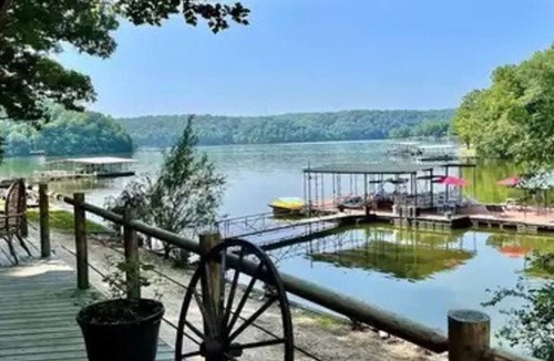 Versailles Cottage | Lake Getaway - Sleeps 12 - includes boat slipnn