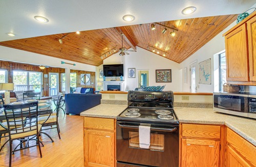 Mid America House | Lake Hamilton Escape w/Boardwalk & Boat Dock!