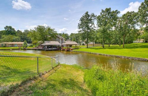 Rockwell House | Lake Hamilton Retreat w/Kayaks & Spacious Yard!