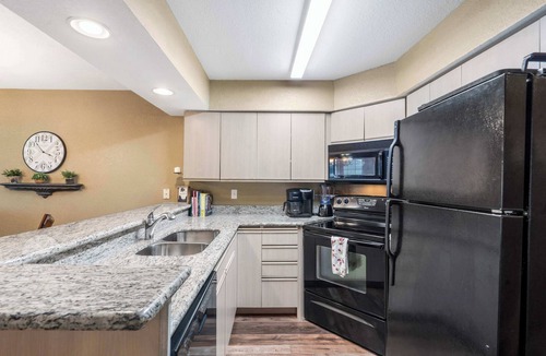 Hollister Condo | Lake Harbour on TRL - For 6