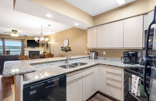 Hollister Condo | Lake Harbour on TRL - For 6