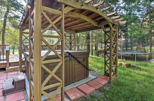 Lake Harmony House | Lake Harmony Resort Home with Deck and Fire Pit!