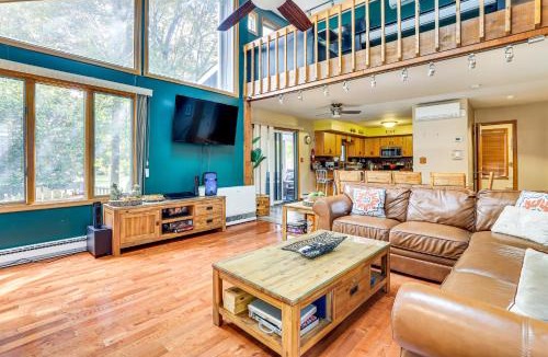 Lake Harmony House | Lake Harmony Resort Home with Deck and Fire Pit!