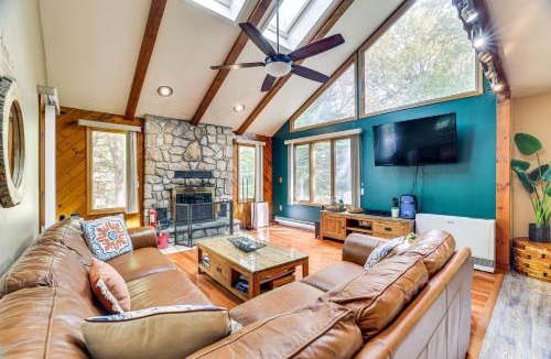 Lake Harmony House | Lake Harmony Resort Home with Deck and Fire Pit!