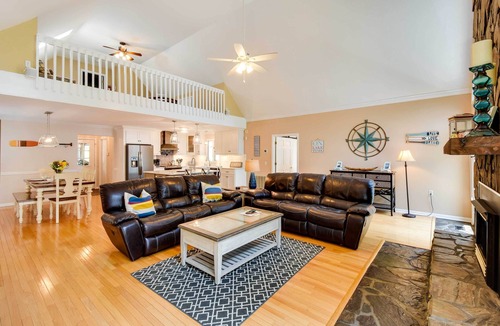 Lavonia House | Lake Hartwell Home w/Private Dock & Hot Tub!