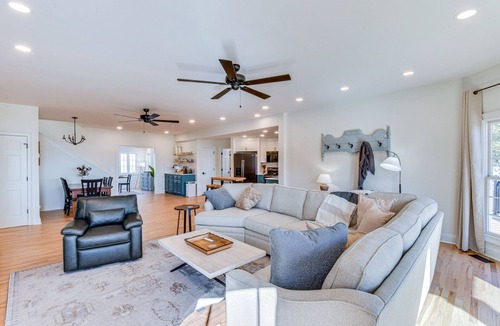 Townville House | Lake Hartwell Home w/Dock + Fire Pit!