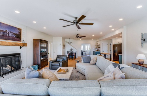 Townville House | Lake Hartwell Home w/Dock + Fire Pit!