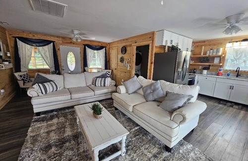 Tunnel Hill Cabin | Lake Haven Cottage-Lake front