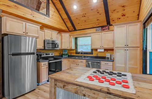 Jamestown Cabin | LAKE HAVEN Rustic Cabin, Fire Place, Hot Tub & Lake Access!