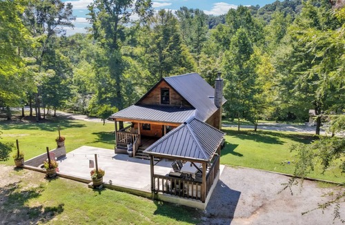 Jamestown Cabin | LAKE HAVEN Rustic Cabin, Fire Place, Hot Tub & Lake Access!
