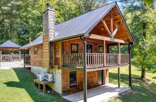 Jamestown Cabin | LAKE HAVEN Rustic Cabin, Fire Place, Hot Tub & Lake Access!