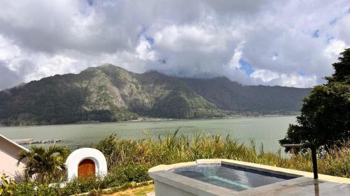 Toya Bungkah Villa | lake hill view