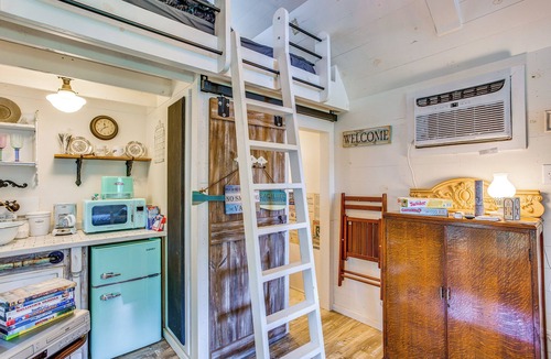 Wood County House | Lake Holbrook Waterfront Vacation Rental w/Dock!