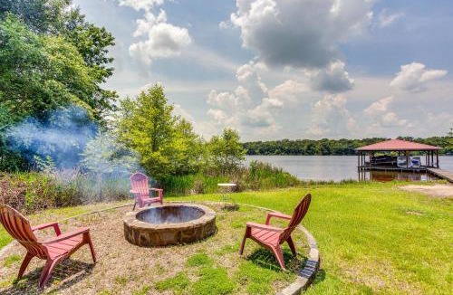 Wood County House | Lake Holbrook Waterfront Vacation Rental w/Dock!
