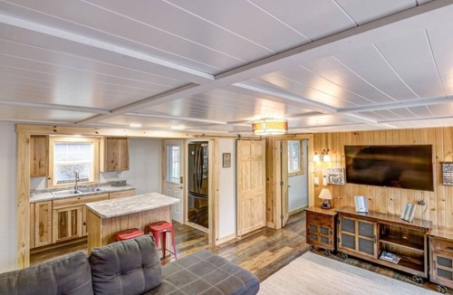 Holcombe House | Lake Holcombe Waterfront Escape