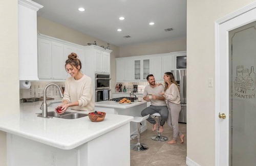Addicks House | Lake Home, Pool, Deck, Dogs Welcome, 3BR Sleeps 9, Katy-Houston, Licensed STR