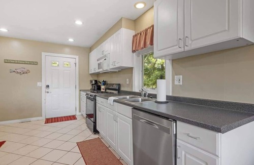 The Bays House | Lake Home with Private Beach and Hot Tub