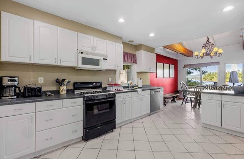 The Bays House | Lake Home with Private Beach and Hot Tub