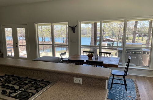 Dogwood House | Lake House Gem: Cozy Waterfront Escape