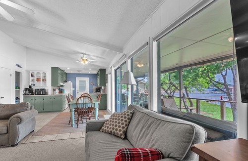 Graford House | Lake house in a quiet cove, short boat ride to Hells Gate!