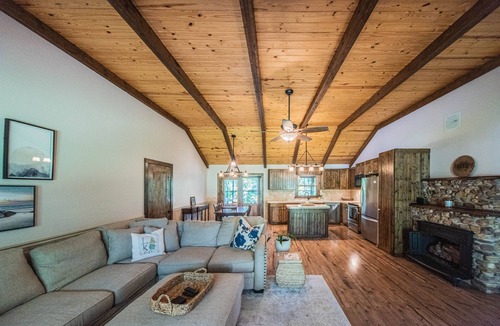 Benton House | Lake House near Big Bear Resort & Marina, Malcolm Creek Marina and King Creek